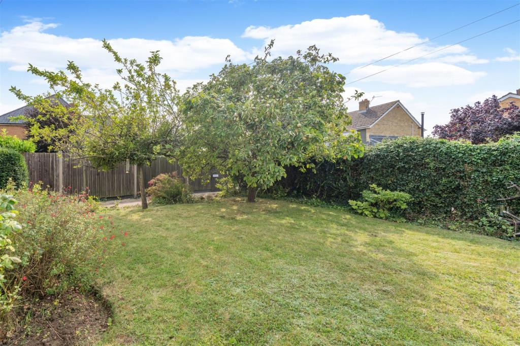 Lot: 91 - PERIOD COTTAGE FOR IMPROVEMENT - Garden to front
